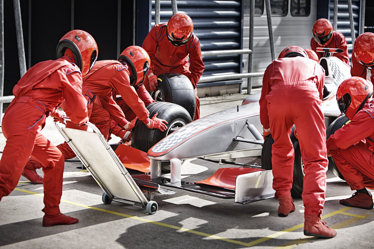 Formula 1 pit crew working together as a metaphor for high-performant technical teams
